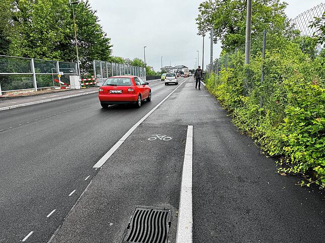 Die neu angelegten Fahrradstreifen sind noch provisorisch markiert.