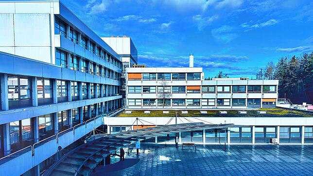 Der Eingangsbereich des Klinikums Friedrichshafen: Seit Jahren schreibt die Einrichtung rote Zahlen. Nun will die Stadt den Landkreis in ...