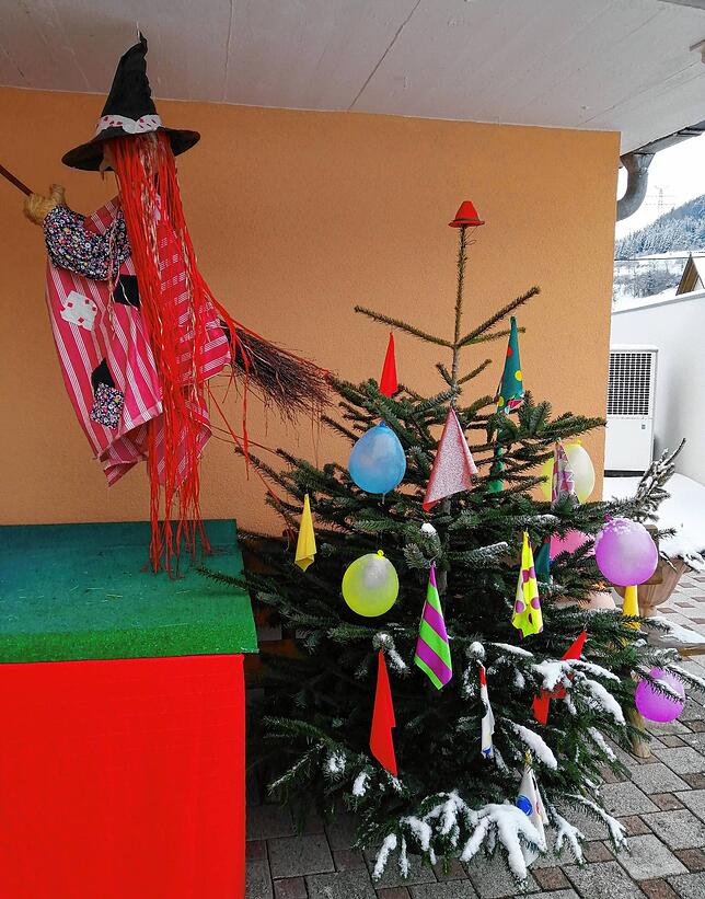 Eine bunte Fatnachtshexe fliegt bei Marlene und Eveline Rudolf in Epfenhofen durch den Erlenweg. Bild: Silke Kilian