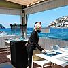 Eine Restaurantbesitzerin in Port d&lsquo;Antrax wartet auf Gäste &ndash; darunter werden auch Deutsche sein. Hätte man das verbieten ...