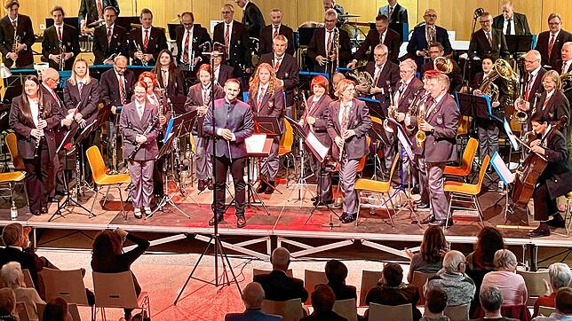 Die Musikerinnen und Musiker des Musikvereins Gottmadingen unter der Leitung ihres neuen Dirigenten Vicente Sierra ernten beim ...