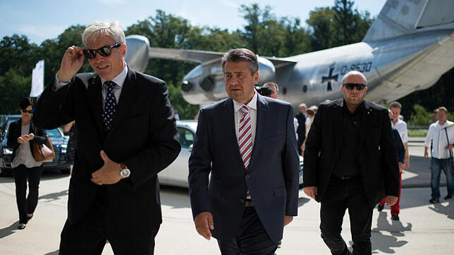 Das Flugzeug Landshut kommt ins Dornier-Museum nach Friedrichshafen (im Hintergrund), sagt Außenminister Sigmar Gabriel am Rande des ...