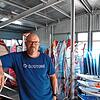 Carsten Laufer, Besitzer der Surfschule und des Surfplatzes im Radolfzeller Herzen, vor den Segeln fürs Windsurfen in der Lagerhalle.