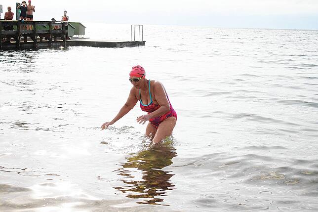 Nach 30:17:11 Stunden steigt die Schwimmerin völlig erschöpft, aber überglücklich in Bregenz aus dem Wasser.