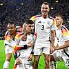 Die DFB-Elf jubelt über das 1:0 durch Kai Havertz (ZWeiter von links).