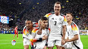 Die DFB-Elf jubelt über das 1:0 durch Kai Havertz (ZWeiter von links).
