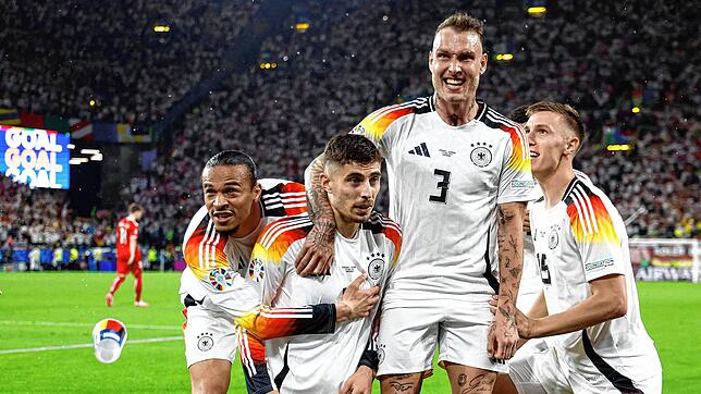 Die DFB-Elf jubelt über das 1:0 durch Kai Havertz (ZWeiter von links).