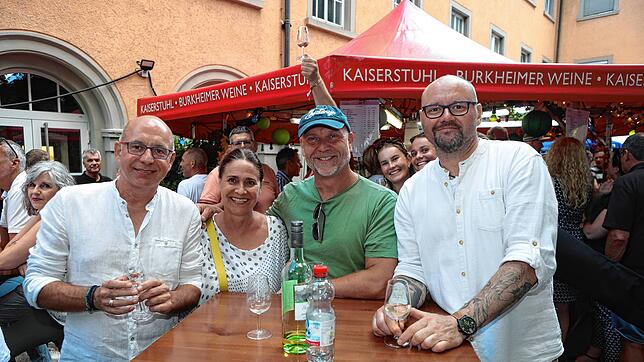 Bild : Bilder vom Weinfest Konstanz 2024: Feiern auf dem Stephansplatz