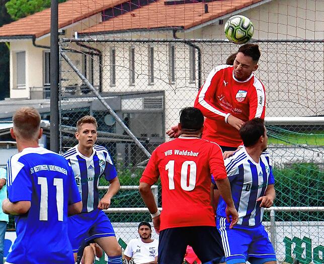 Fast ganz oben: Stjepan Kovacevic (rechts oben) erzielte beim 2:2 gegen den FC Schönau – zudem an seinem 28. Geburtstag – ...