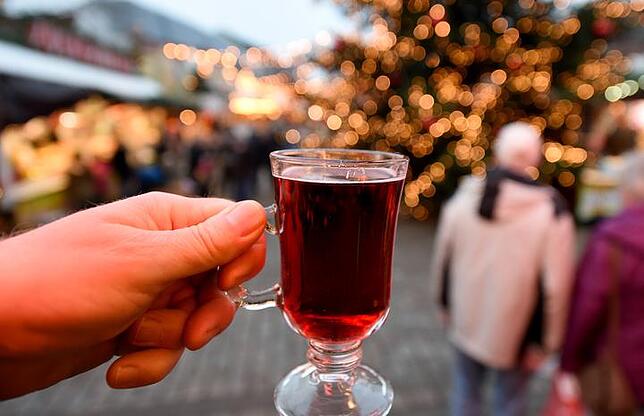Süße alkoholische Getränke machen Kopfweh.