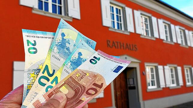 10 Euro hier, 20 Euro da – die zusätzliche finanzielle Belastung für die Allensbacher läppert sich zusammen. Die Gemeinde erhöht ...