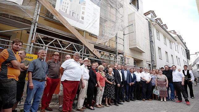 Viele Gäste beim Richtfest: Synagogengemeinde, Handwerker und Vertreter der Stadt vor der Baustelle in der Sigismundstraße. Bilder: Rau