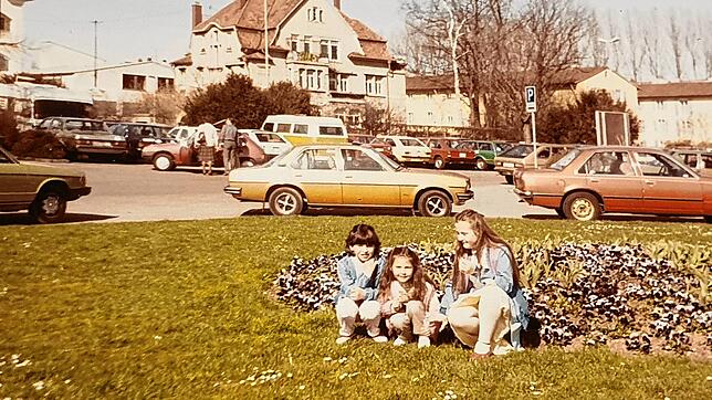 1985: Vesna (Mitte) ist ein Kind der 1980er-Jahre und in Friedrichshafen aufgewachsen.