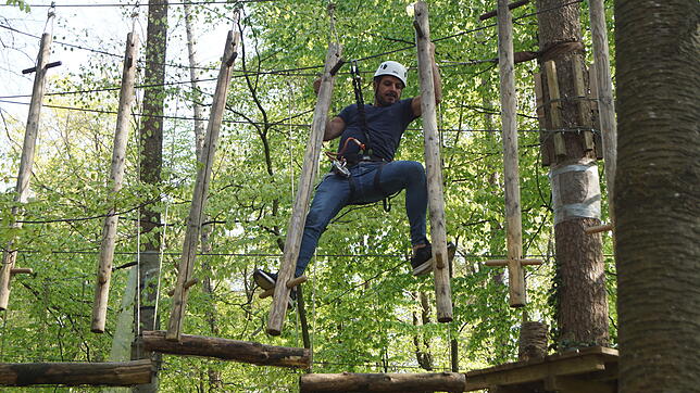 Murat Sevinc durchklettert die &bdquo;Holzknechte&ldquo; im Kletterwald an der Mainau. Dieser hat nach längerer Pause wieder geöffnet.
