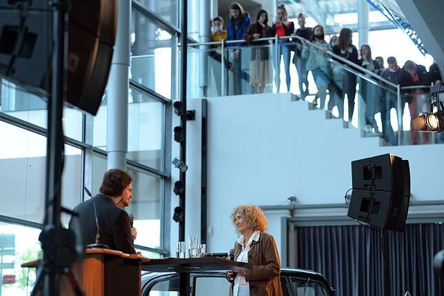 Der Besucherstrom durchs Museum kommt während der Veranstaltung immer wieder ins Stocken: Alexander Gerst wird von allen Seiten bewundert.