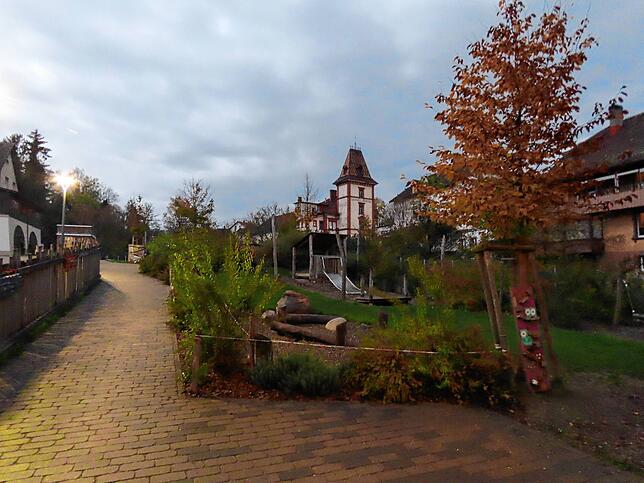 Das Gelände: Auf engstem Raum ist ein großzügiger Außenbereich als Spielplatz entwickelt worden.
