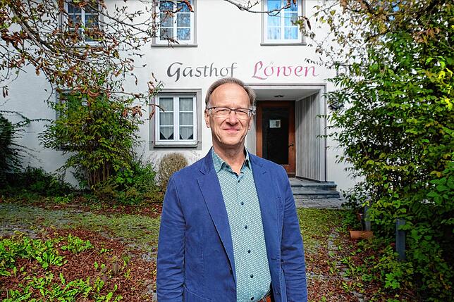 Der Überlinger Gemeinderat Walter Sorms von LBU/Die Grünen macht sich für den Rückkauf des Deisendorfer &bdquo;Löwen&ldquo; stark. ...