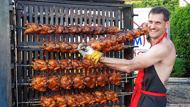 Kein Dorffest ohne Gückel. Der Grillmeister jedenfalls freut sich über sein Produkt.