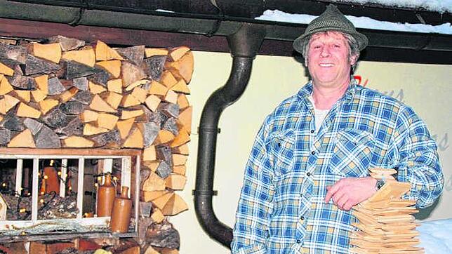 Seit 40 Jahren ist Stefan Schmidt als Scheibenmeister tätig und zeigte sich stets der Tradition verpflichtet &#8211; jetzt gibt er das ...
