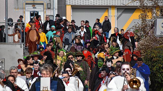 Ein närrischer Lindwurm zog durch Eigeltingen, die Zuschauer schlossen sich den Narren von Musikverein und Krebsbachputzer-Zunft einfach an.