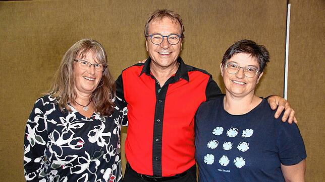 Nach der Vorstellung nutzen Sibylle Weißhaupt (links) und Jutta Schüler die Chance auf ein Erinnerungsfoto mit Comedian Heinrich del ...