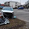 Eines der sechs beteiligten Fahrzeuge steht am Montagnachmittag schwer beschädigt an der Meersburger Straße.
