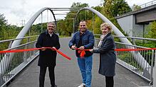 Mit einem kleinen Festakt wurde die Neuwiesenbrücke, die Radbrücke, der Öffentlichkeit übergeben. Von links: Martin Gruner ...