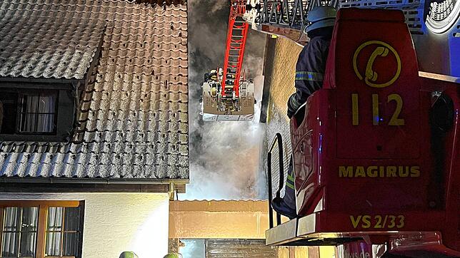 Am Samstag gegen 23 Uhr brennt in Schwenningen ein Schuppen. Durch die starke Hitzeentwicklung konnten weitere Schäden durch die Flammen ...