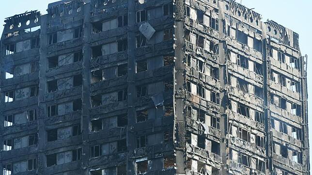 Der ausgebrannte Grenfell Tower in London: Wie brandsicher war das Gebäude? 