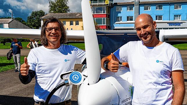 Marco Buholzer und Morell Westermann aus Schänis beim Ladestopp mit ihrem Elektroflugzeug Pipistrel Velis Elektro am Flugplatz ...