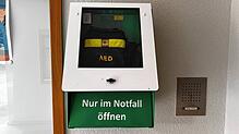 Automatisierte Externe Defibrillatoren, wie hier am Rathaus in Aach, soll es künftig an strategisch wichtigen Stellen in Engen und den ...