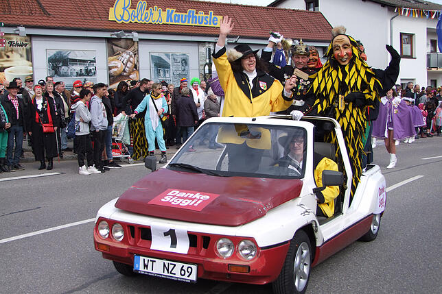 Mit dem Narro-Mobil von 1969 fuhr Zunftmeisterin Sibylle Strässler mit Stellvertreter Christoph Glockner, Narrenpolizist Uwe Hecht und ...