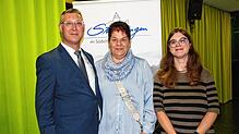 Joachim Burger am Wahlabend mit seiner Frau Sonja und seiner Tochter Madeleine. Er dankte seiner Familie für die Unterstüztung und ...