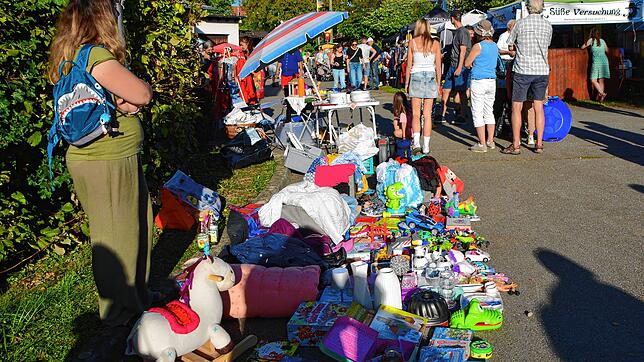 Bummeln und Feilschen beim Dämmerflohmarkt in Stetten: Auf dem Boden oder auf Tischen wurden die Flohmarktartikel präsentiert.