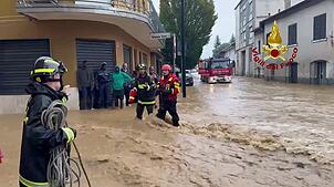 Ein Screenshot aus einem Handout-Video der italienischen Feuerwehr Vigili del Fuoco zeigt eine Szene in der Stadt Cabiate nördlich von ...