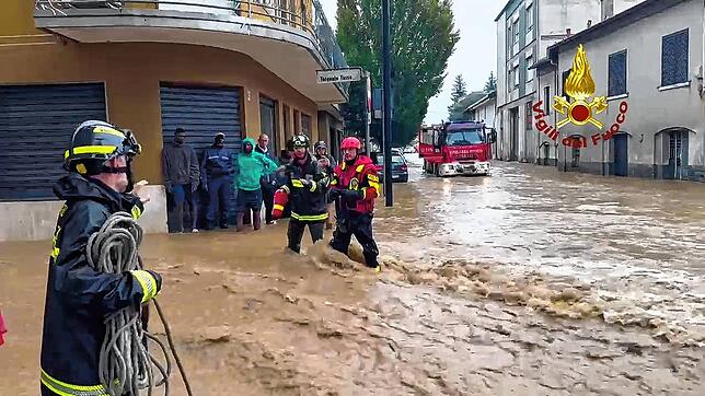 Ein Screenshot aus einem Handout-Video der italienischen Feuerwehr Vigili del Fuoco zeigt eine Szene in der Stadt Cabiate nördlich von ...