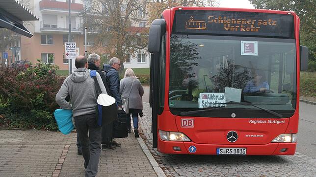 Wie 2019, bei Brückenbauarbeiten, halten an der Haltestelle in Albbruck, ehemalige Papierfabrik, am 26. und 27. November Ersatzbusse.