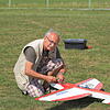 Wolfgang Nieuwkamp macht sein Modellflugzeug auf dem Deisendorfer Sportplatz startklar. Er nimmt ab Freitag an den Meisterschaften in ...