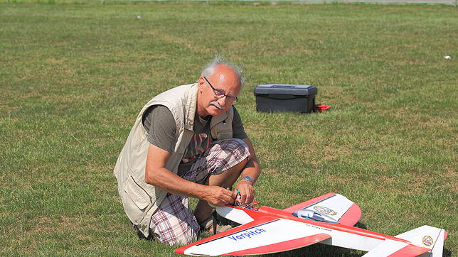 Wolfgang Nieuwkamp macht sein Modellflugzeug auf dem Deisendorfer Sportplatz startklar. Er nimmt ab Freitag an den Meisterschaften in ...