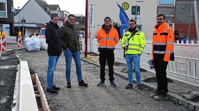 Sie stehen an einer der Bushaltestellen, die noch fertig gebaut wird (von links): Oliver Vierkant (Telekom), Andreas Göller ...