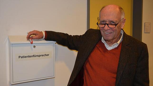 Bernd Bierer ist einer der fünf Patientenfürsprecher am Schwarzwald-Baar-Klinikum. Im Eingangsbereich des Klinikums ist ein Briefkasten ...