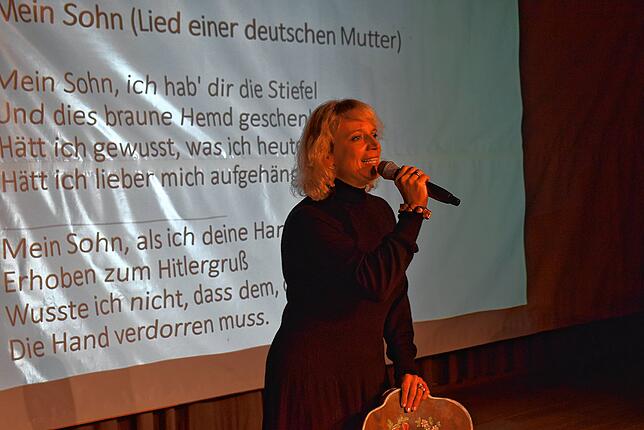 Jazzsängerin Esther Kaiser aus Berlin sang bei der Buchvorstellung &bdquo;Das Lied einer deutschen Mutter&ldquo; von Berthold Brecht ...