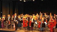 Glücklich und stolz nimmt die Junge Philharmonie Oberschwaben mit ihrem Dirigenten Alban Beikircher nach dem beeindruckenden Konzert in ...