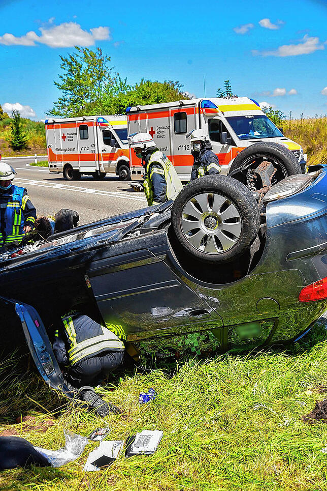 Ein Großaufgebot an Rettungskräften von Rettungsdienst, Feuerwehr und Polizei ist an der Unfallstelle im Einsatz.