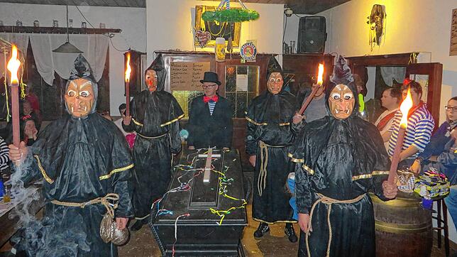 Die Aasemer Narren beenden die fünfte Jahreszeit traditionell mit ihrer Fasnetbeerdigung am Fasnetdienstag. Dabei tragen die Aasemer ...