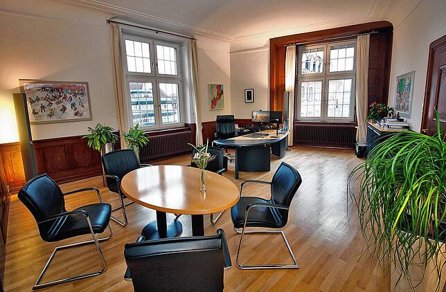 Im Büro kann Erik Pauly auch kleinere Besprechungen abhalten. Sechs bis sieben Personen finden Platz an der kleinen Sitzgruppe.