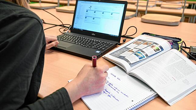 Eine Siebtklässlerin lernt in Ravensburg während der Notbetreuung.