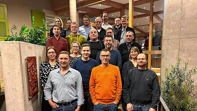 Die Gemeinderatskandidaten aller etablierten Parteien Eggingens präsentieren sich gemeinsam nach der Nominierungsversammlung. Auf der ...