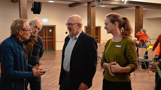 Klimaschutzdiskussion im Anschluss an den Workshop in der Stadthalle, geführt von (von links) den Markdorfern Kurt Rogalla und Martin ...