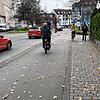 Sicherheitsstreifen, in zwei Richtungen zu befahrender Radweg, Fußweg &ndash; so sieht es an der Konzilstraße auf Höhe der Hofhalde aus, ...